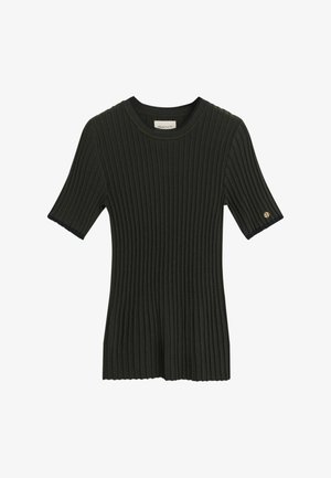 Haut à manches courtes côtelé vert foncé avec un col rond et un accent logo subtil sur la manche, mettant en valeur un design en tricot texturé.