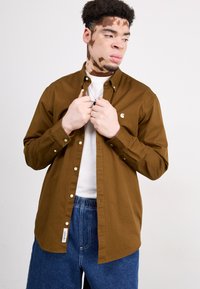 Carhartt WIP MADISON SHIRT - Marškiniai - lumber/white