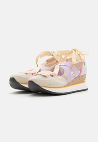 Kile sneakers med myk beige semsket skinn og mesh-overdel, lavendelstropper, kremfargede snørebånd og svart gummisåle; har vevd detalj på midtsålen.