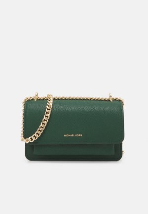 Vihreä nahkalaukku, jossa on teksturoitu pinta, kultakettinki olkahihna ja läppäkiinnitys. Ominaisuutena on brändin nimi "MICHAEL KORS" kohokuvioituna kultaisena.