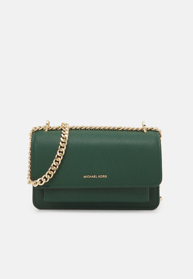 Zelená kožená kabelka s texturovaným povrchem, zlatým řetízkovým popruhem a klopovým uzavřením. Obsahuje vyražené jméno značky "MICHAEL KORS" ve zlaté barvě.