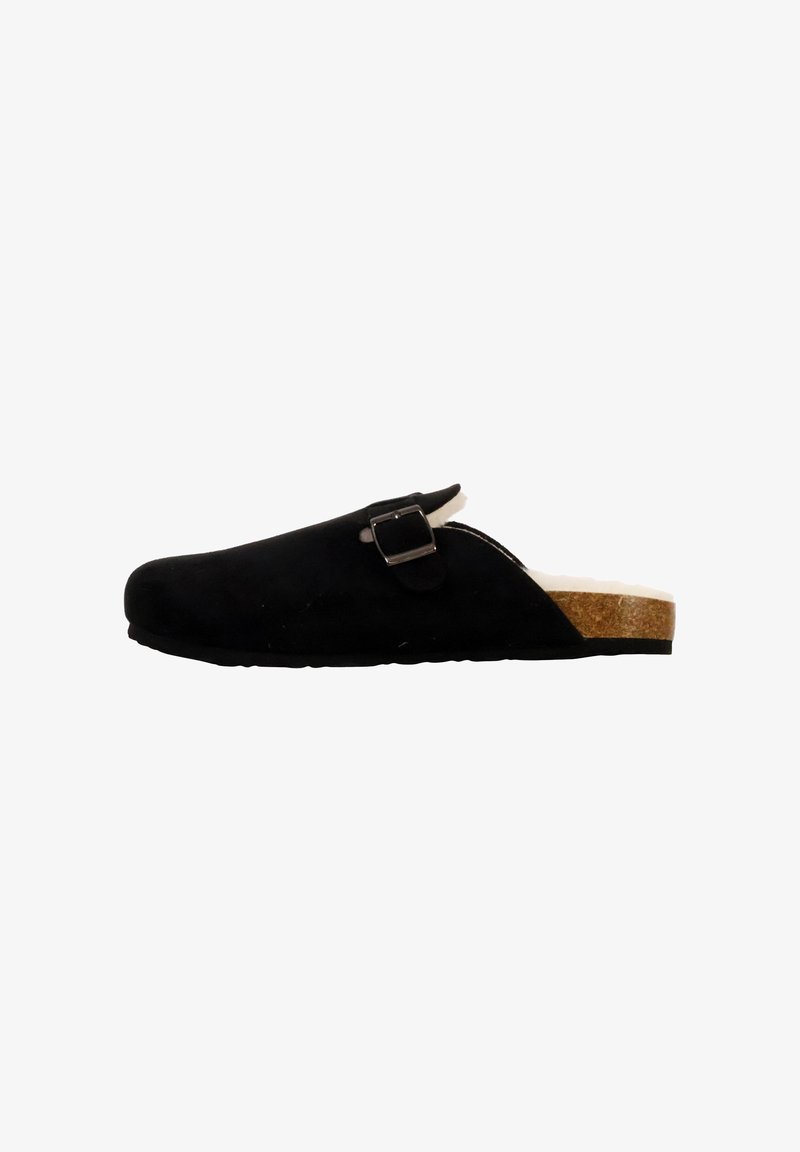 Sabots en daim noir à enfiler avec une boucle, une forme incurvée, un accent en liège au talon et un intérieur doux pour le confort.
