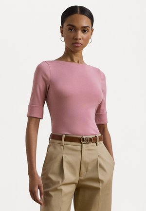 Pinke, figurbetonte Bluse mit kurzen Ärmeln, Rundhalsausschnitt und glatter Textur, kombiniert mit beigen, hoch taillierten Hosen und einem braunen Gürtel mit einer Logo-Schnalle.