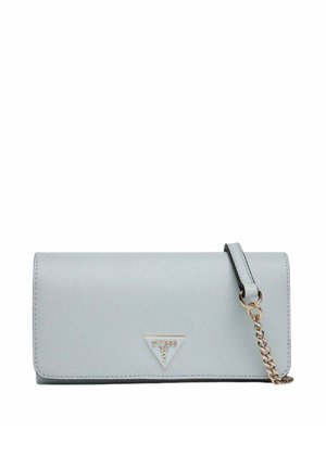 Portefeuille Guess bleu clair avec bandoulière chaîne dorée et logo triangulaire à l'avant, surface en cuir texturé, forme rectangulaire.