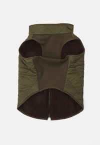 Colete acolchoado em verde oliva escuro com forro de fleece marrom suave. Apresenta aberturas para os braços e um fecho frontal, projetado para proporcionar calor e conforto.