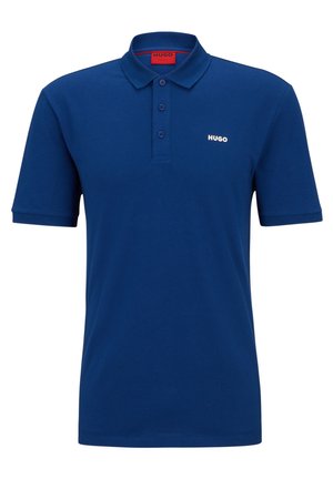 Polo azul de manga corta con tapeta de tres botones y pequeño logo blanco "HUGO" en el pecho izquierdo.