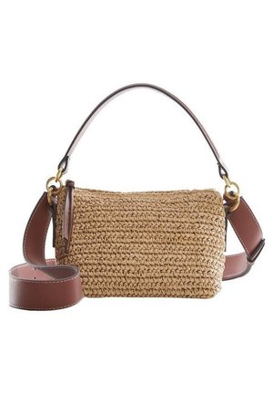 Bolso rectangular de paja tejida con anillas doradas y dos correas de cuero marrón, una asa corta y una correa de hombro ajustable.