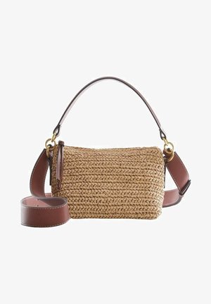 Bolso rectangular de paja tejida con anillas doradas y dos correas de cuero marrón, una asa corta y una correa de hombro ajustable.