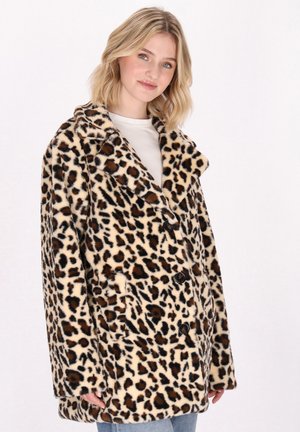 Cappotto con stampa leopardata realizzato in morbido materiale peloso, con design doppiopetto, ampio colletto e tasche frontali. Colori: beige, marrone, nero.