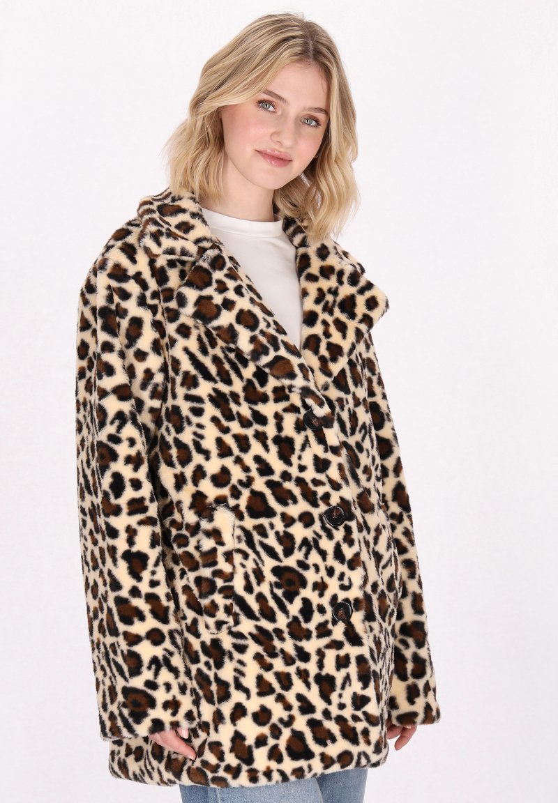 Leopardenmuster-Mantel aus weichem, plüschigem Material mit doppelter Knopfleiste, großem Kragen und Fronttaschen. Farben: beige, braun, schwarz.