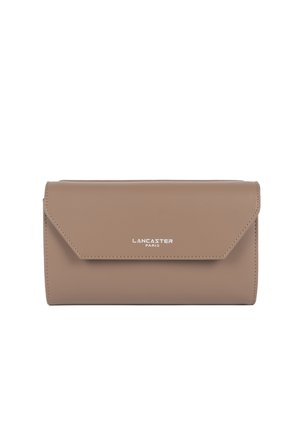 Portefeuille rectangulaire taupe avec rabat enveloppe et logo "Lancaster Paris" en blanc centré sur le devant.