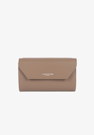 Portefeuille rectangulaire taupe avec rabat enveloppe et logo "Lancaster Paris" en blanc centré sur le devant.
