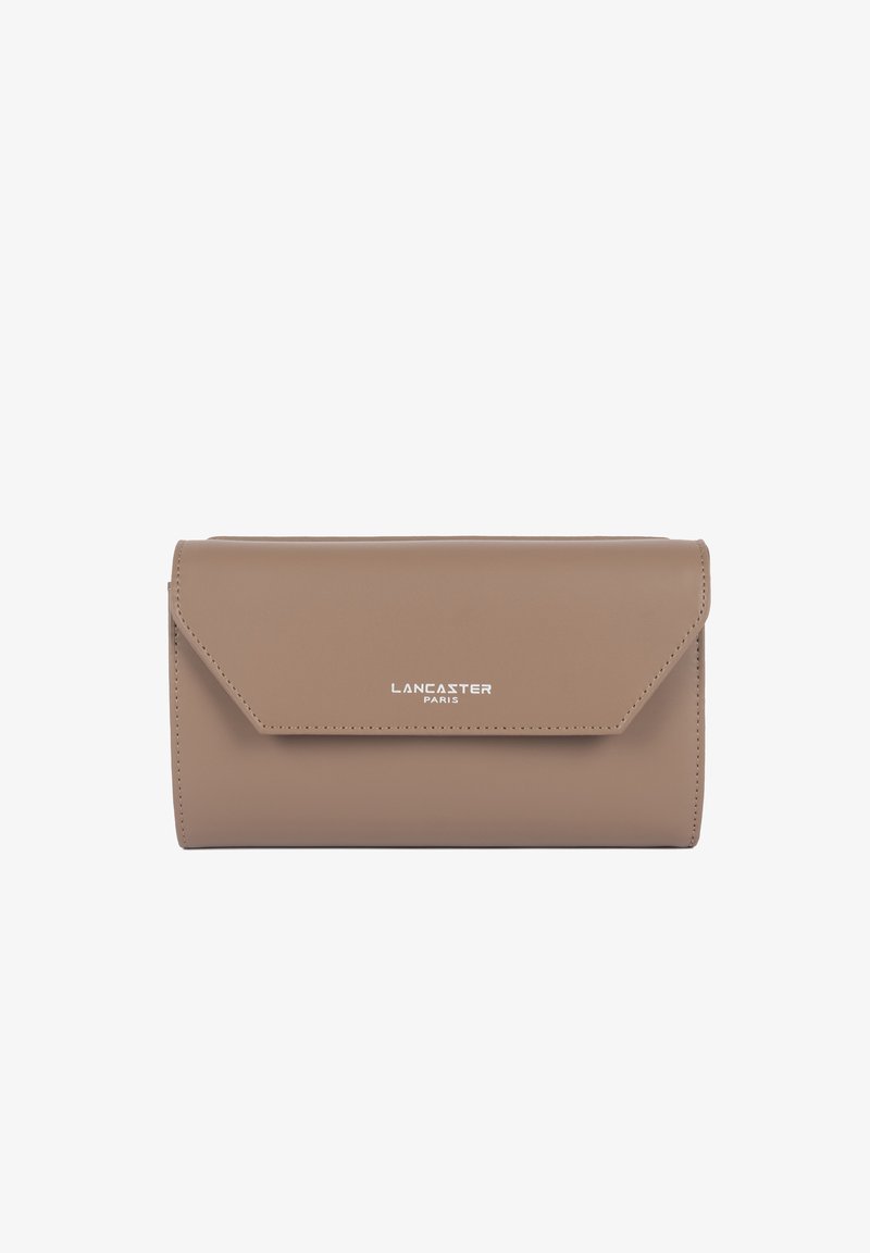 Portefeuille rectangulaire taupe avec rabat enveloppe et logo "Lancaster Paris" en blanc centré sur le devant.