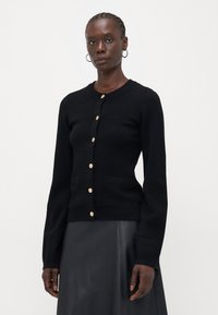 Cardigan negru din material moale, cu un guler rotund, mâneci lungi, închidere cu butoane cu accente aurii și două buzunare în față.