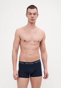 Boxer briefs navy realizzati in tessuto elastico, con una vita nera caratterizzata dal logo "Marc O'Polo". Vestibilità slim con taglio a vita media.