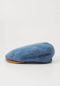 Boné de aba plana em denim com parte superior azul e aba de veludo canelado castanho. Apresenta uma forma arredondada com costuras na coroa.