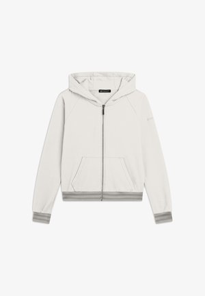 Haut à zip gris clair avec une texture douce, une poche avant et des poignets rayés. Il est doté d'une capuche avec cordon de serrage et de manches raglan.