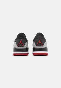 Jordan AIR JORDAN LEGACY 312 LOW - Sportcipő - black/metallic silver/gym red/cement grey/white
