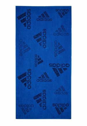 Asciugamano blu con ripetuti loghi Adidas neri di vari design, con una texture morbida e forma rettangolare.