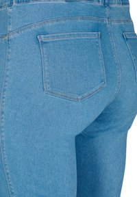 Zizzi MIT HOHER TAILLE - Vaqueros pitillo - light blue