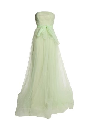Vestido sin tirantes en verde claro. Presenta un corsé fruncido y una falda de tul fluida con un cinturón de satén a juego atado en la cintura.