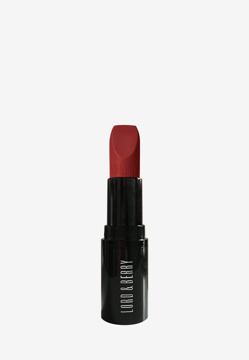 Rossetto rosso in un elegante tubetto nero. Il bullet è di un rosso intenso con la parte superiore piatta. Il testo "LORD & BERRY" è impresso sulla confezione.
