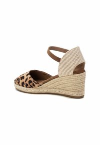 Espadrille de cuña con estampado de leopardo y una correa en el tobillo color beige, base de yute trenzado y panel trasero beige texturizado para un mayor detalle y contraste.