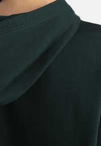 Zalando Essentials Jersey con capucha - dark green