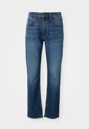 Jeans de denim azul com um design de perna reta, apresentando cinco bolsos, um fecho de botão e costura amarela em contraste. Textura suave.