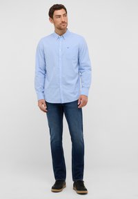 Mustang OREGON SLIM - Tiesaus kirpimo džinsai - blau
