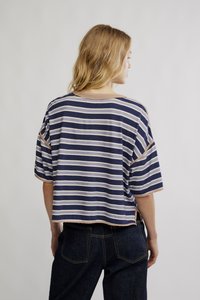 Črtasta bombažna kratka majica v mornarsko modri barvi z bež in belimi črtami, z okroglim izrezom in kratkimi rokavi. Detajl z neobdelanim robom na spodnjem delu.