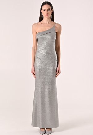 Silbernes, ein Schulter Abendkleid aus schimmerndem Stoff. Enganliegende Silhouette mit drapierten Details und bodenlanger Saum.