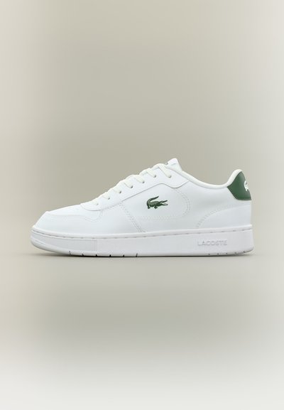 Бяла ниска маратонка с зеленото лого на крокодил Lacoste и зелена табелка на петата, бели връзки и текстурирана подметка.