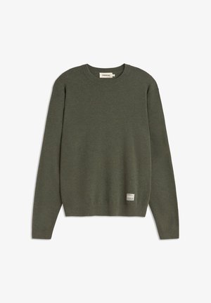 Olivově zelený svetr s kulatým výstřihem, dlouhými rukávy a žebrovaným lemem. Obsahuje malou tkanou etiketu na spodní části předního dílu. Měkká textura materiálu.