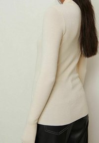 NA-KD Sweter