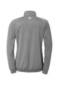 Grå atletisk jakke med lynlås krave, ribbede manchetter og et mønstret accent på skuldrene. Lavet af et blødt, struktureret stof.