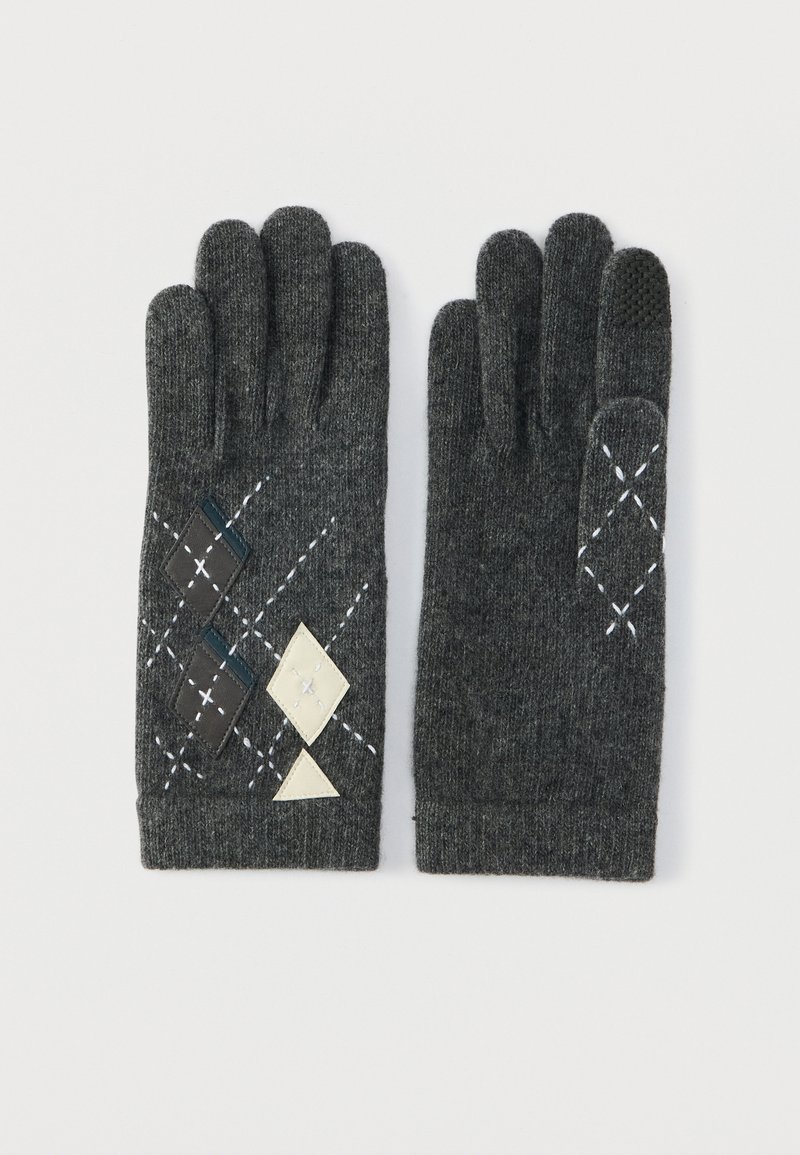 Grå stickade vantar med diamantmönster i svart och creme, texturerat grepp och kontrasterande sömdetaljer.