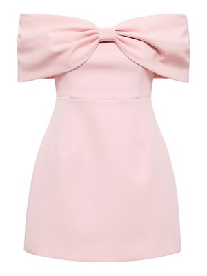 Ροζ φόρεμα με ανοιχτούς ώμους που διαθέτει μεγάλο φιόγκο στο λαιμό, εφαρμοστό μπούστο και φουσκωτή φούστα, κατασκευασμένο από λείο ύφασμα.