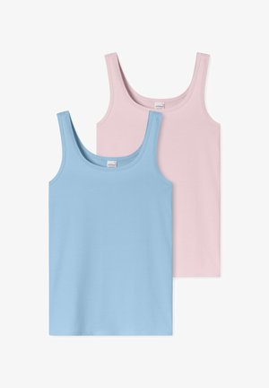 Zwei schlichte ärmellose Tanktops, ein hellblaues vorne über einem hellrosa liegend, auf weißem Hintergrund dargestellt.