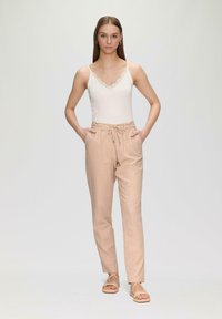 QS ELSASTISCHEM BUND - Broek - beige