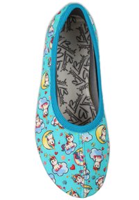 Ballerinas mit einem hellblauen Textil-Obermaterial, das Muster von Einhörnern, Herzen und Wolken zeigt. Einfarbiger blauer Saum entlang der Öffnung.