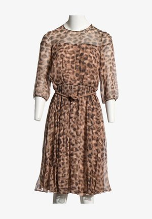 Robe marron à imprimé léopard mi-longue avec manches 3/4 transparentes et fine ceinture nouée à la taille, présentée sur un mannequin blanc.
