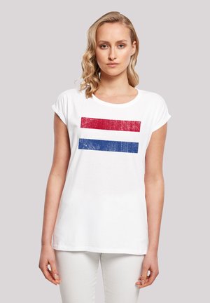 Weißes Baumwoll-T-Shirt mit umgeschlagenen Ärmeln, das auf der Vorderseite zwei horizontale, abgenutzte Streifen in Rot und Blau aufweist. Einfaches, lässiges Design.