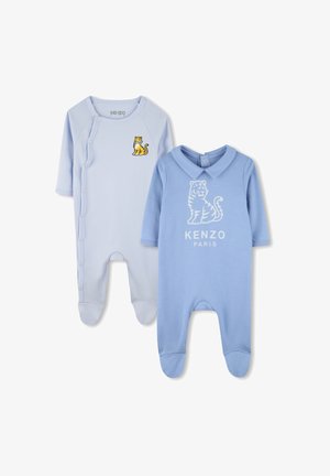 Deux combinaisons pour bébé bleues : l'une avec une broderie de tigre et des boutons-pression, l'autre avec un col polo et un design imprimé de tigre. Les deux en tissu doux.