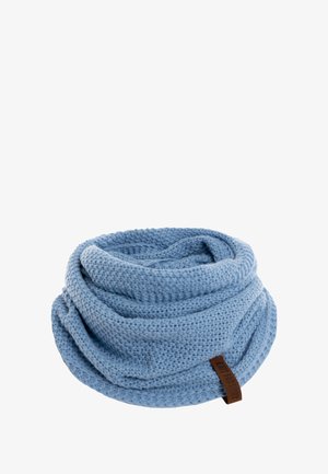 Gebreide blauwe infinity sjaal met een gestructureerd patroon, met een bruine leren label. Zacht materiaal en cirkelontwerp voor warmte.