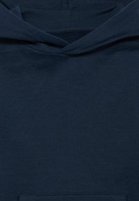 Μπλε ναυτικό φούτερ από απαλό μείγμα βαμβακιού, με μπροστινή τσέπη τύπου πουγκί και χαλαρό λαιμόκοψη με επικαλυπτόμενο ύφασμα γύρω από την κουκούλα.