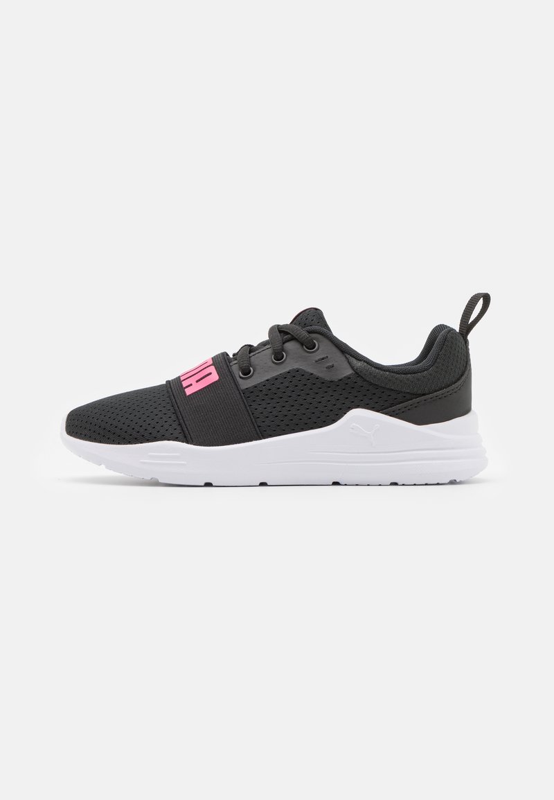 Baskets de sport noires avec tige en maille, sangle élastique avec lettres roses et semelle blanche. Comprend un talon rembourré et une languette de tirage.