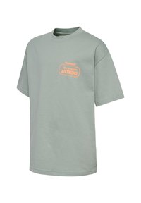 Ljusgrön bomullströja med korta ärmar, rund halsringning och ett orange tryck med texten "the stadium ANTHEMS" framtill.