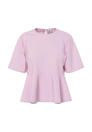 Jasnoróżowa bluzka z krótkim rękawem z cienkimi białymi pionowymi paskami, okrągłym dekoltem, rozkloszowanym dołem typu peplum i małym zapięciem na guzik z tyłu.