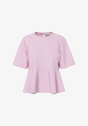 Jasnoróżowa bluzka z krótkim rękawem z cienkimi białymi pionowymi paskami, okrągłym dekoltem, rozkloszowanym dołem typu peplum i małym zapięciem na guzik z tyłu.